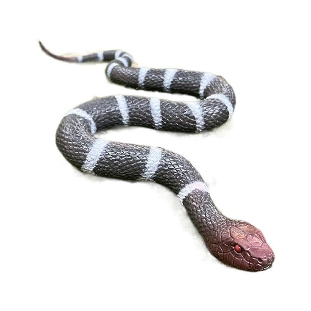 Figura de cobra realista em preto e branco com faixas estilo Cobra F