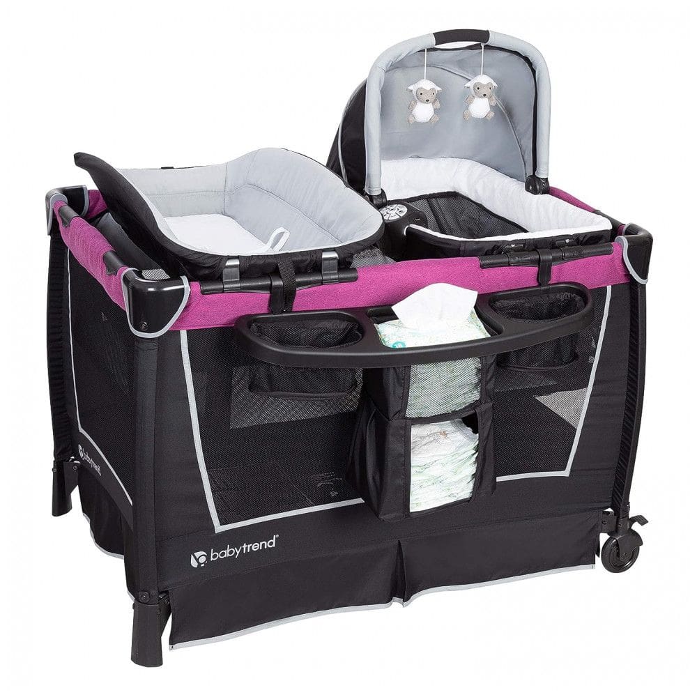 Berço Cercado Portátil com Freios, Bolsa de Viagem, Música e Luz Noturna, Baby Trend Retreat, Preto e Rosa Escuro