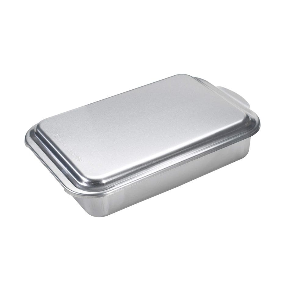 Forma de bolo Nordic Ware Classic Metal 9x13 com tampa