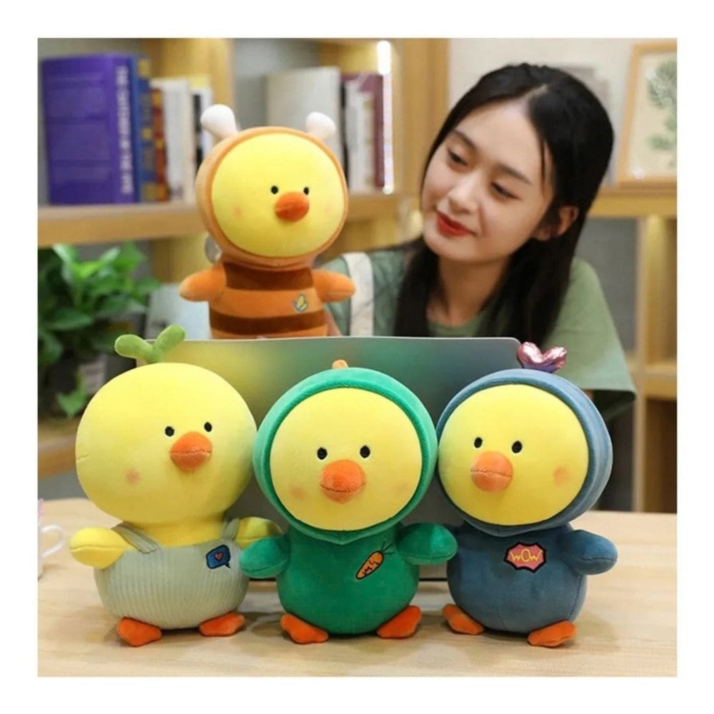 Pacote de brinquedos de pelúcia para 3 garotas peludas com fantasia — supermacio