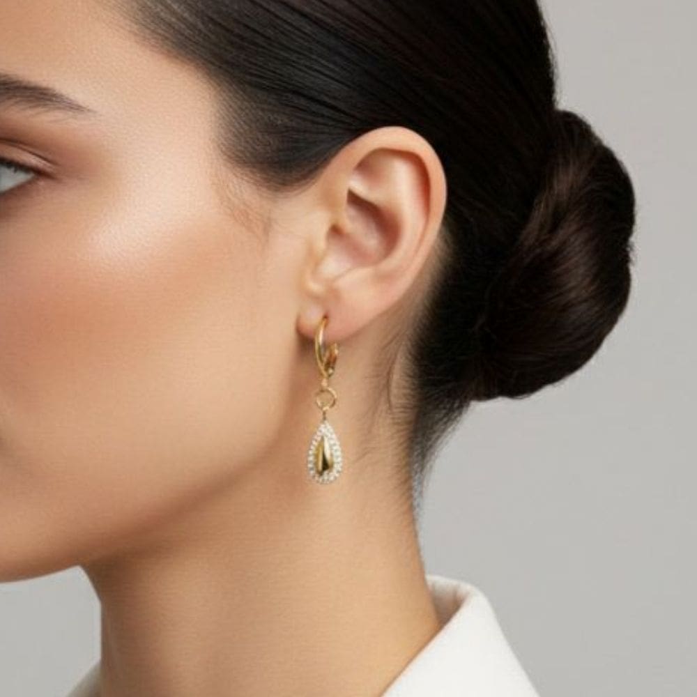 Brinco Argolinha Click Gota Lisa e Zirconias Banhado a Ouro