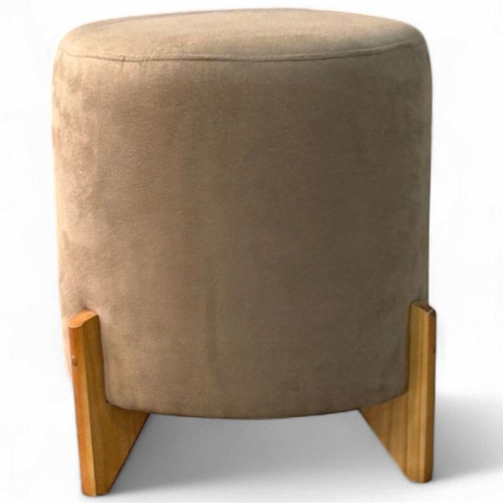 Puff banqueta Conflex Coral redondo em tecido veludo pés de madeira maciça Capuccino