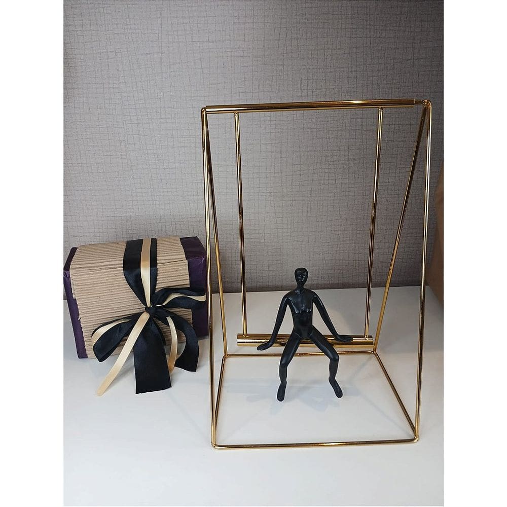 Escultura balanço em metal dourado