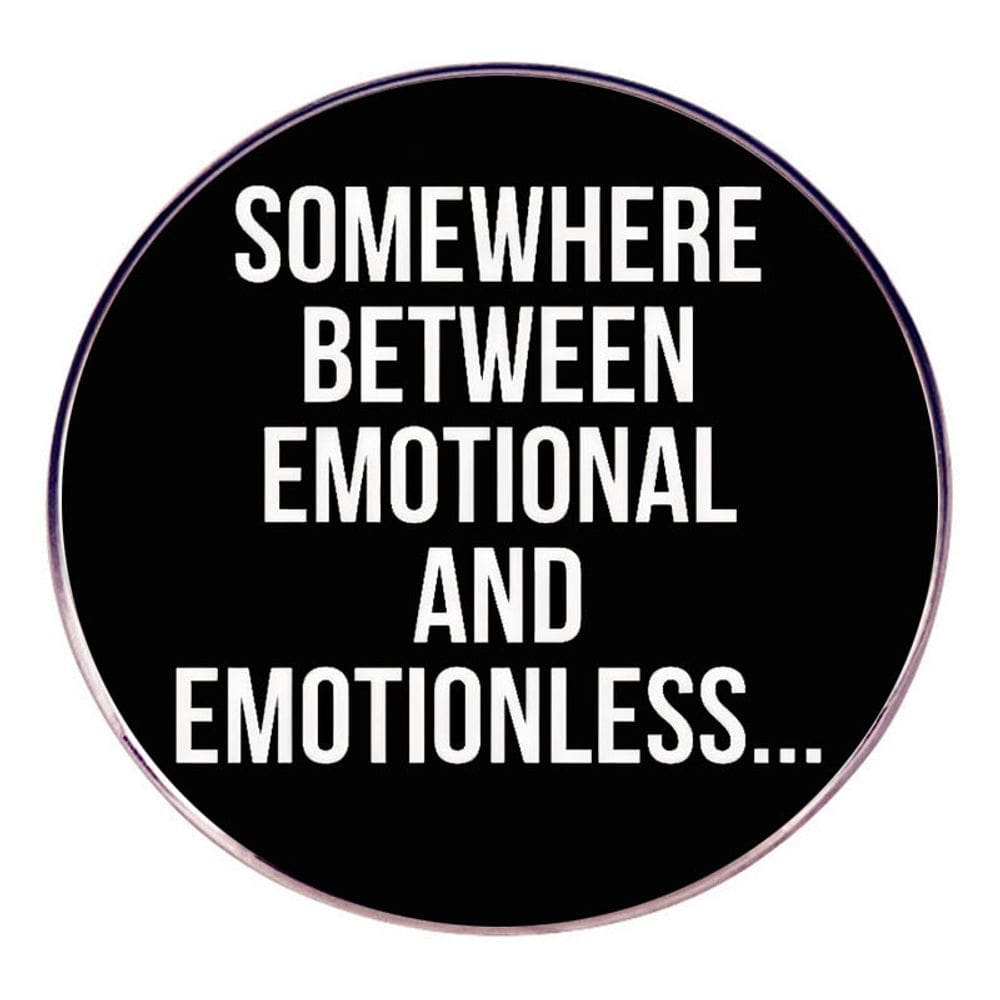 Citação engraçada de Brooch Pin “Em algum lugar entre emocional e sem emoção”