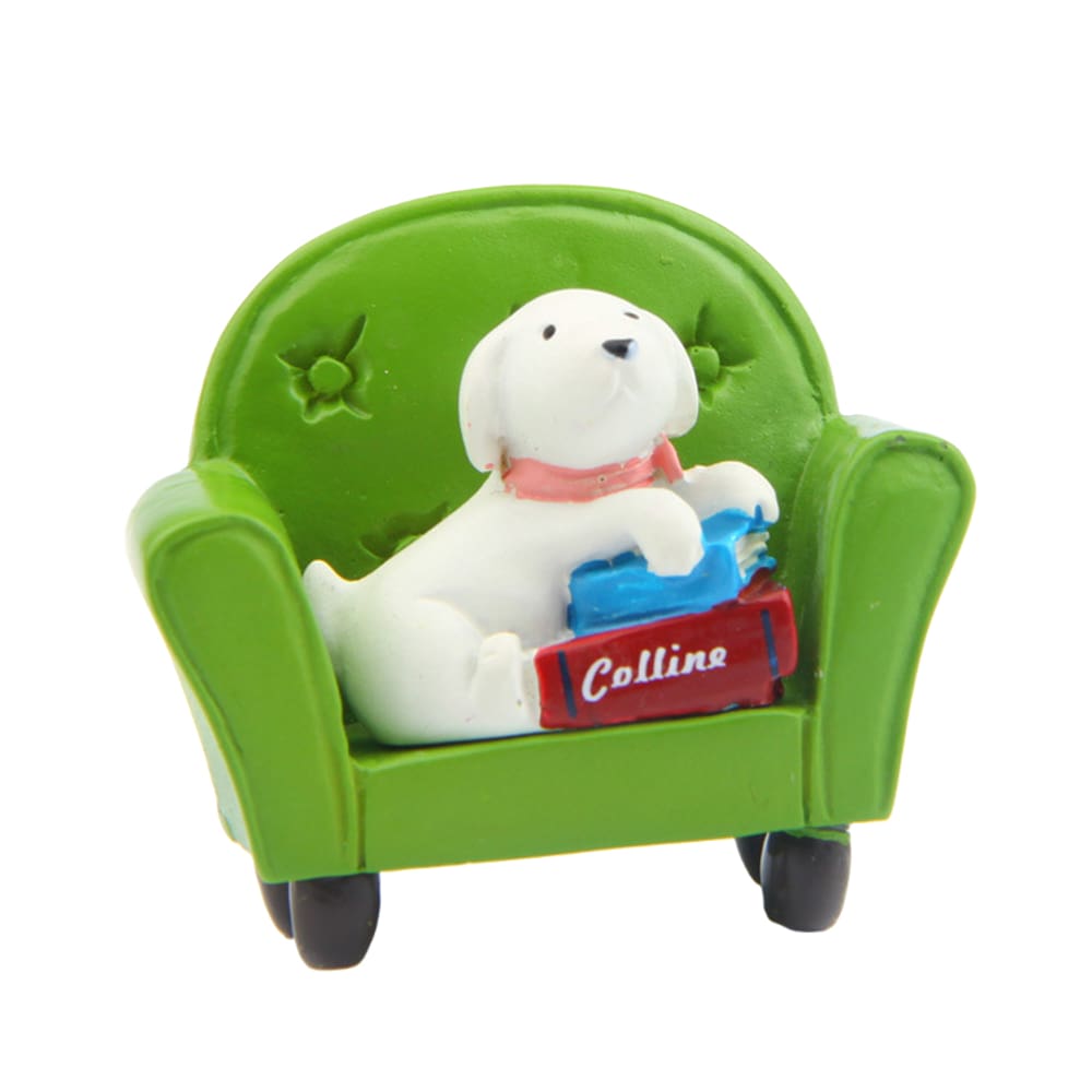 Estatueta de cachorro de resina adorável em decoração de jardim com sofá verde