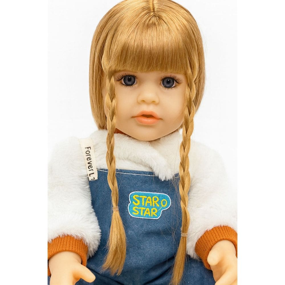 Boneca Realista Bebê Reborn Com Tranças E Jardineira Jeans