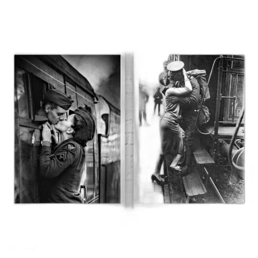 Kit 2 Quadros Amor Em Tempos De Guerra 33X24Cm