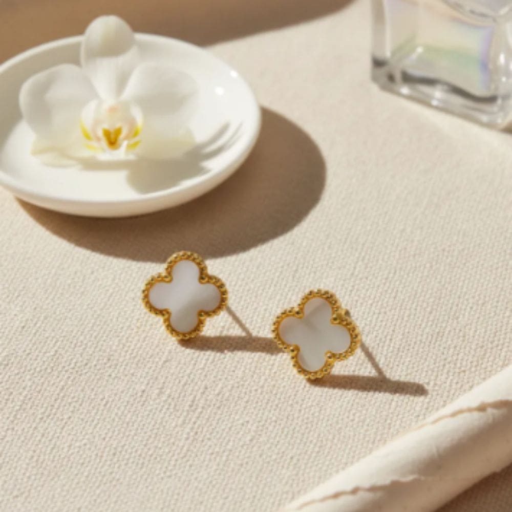 Brinco Trevo Madrepérola  Detalhe Dourado em Aço Inoxidável