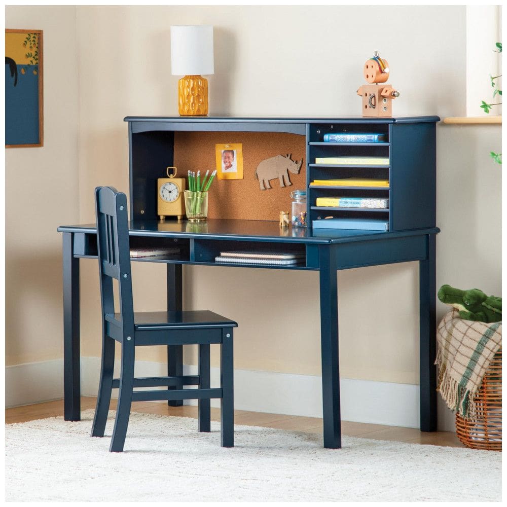 Escrivaninha infantil Guidecraft Kids’ Media Desk azul marinho com hutch, nichos e cadeira em madeira para estudo e uso de computador