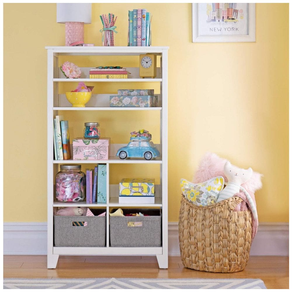 Estante infantil alta Martha Stewart Living & Learning branca em madeira com 7 nichos e cestos de tecido para quarto e brinquedoteca