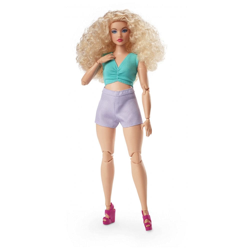Boneca Barbie Signature Looks 16 Curvy colecionador Mattel loira cacheada top drapeado shorts lilás articulada 2023