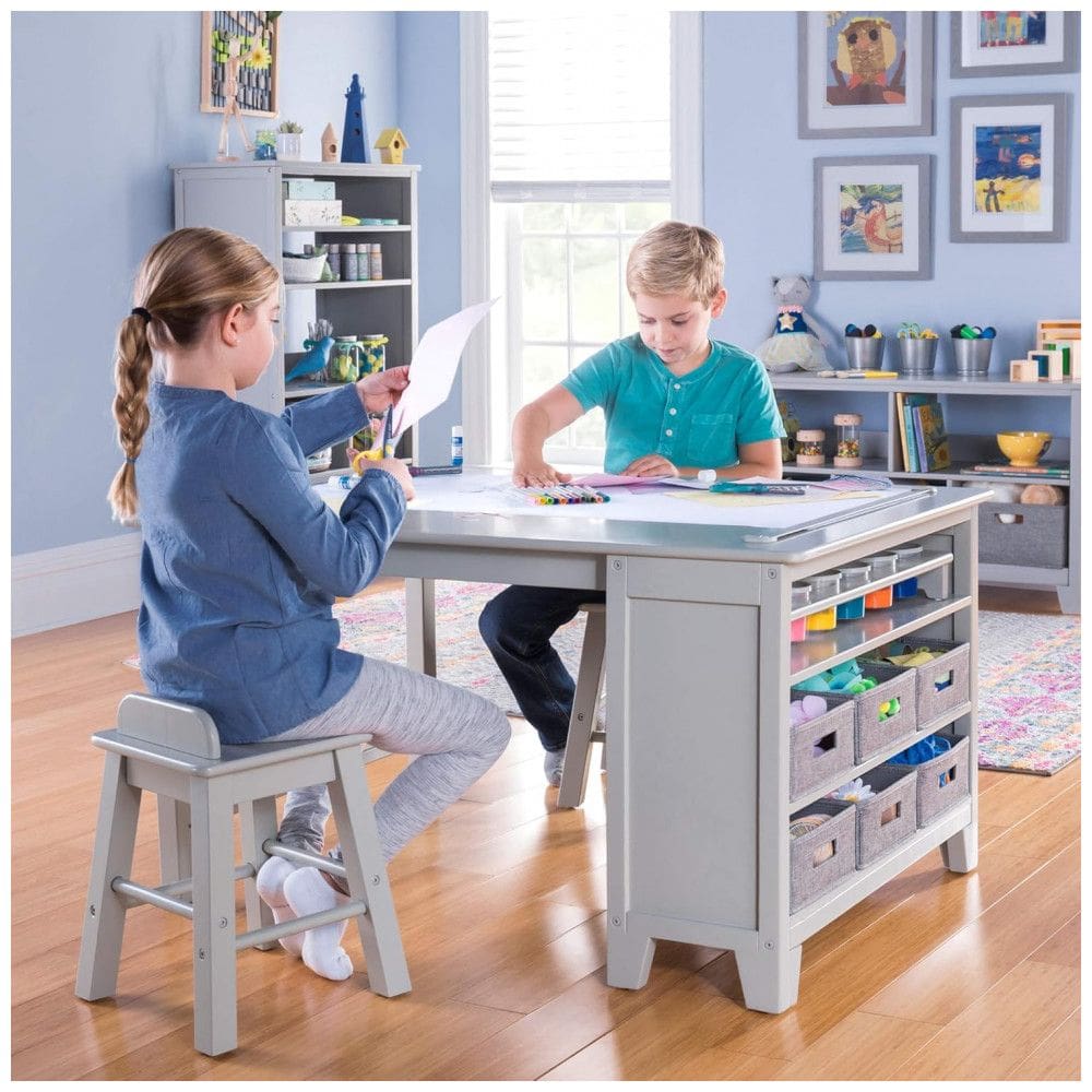 Martha Stewart Guidecraft Kids Mesa e Banquinhos Artísticos em Madeira Cinza com Armazenamento e Rolo de Papel para Atividades Criativas