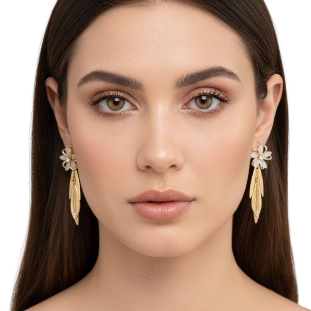 Brinco Feminino Flor de Madrepérola com Pendente de Folhas