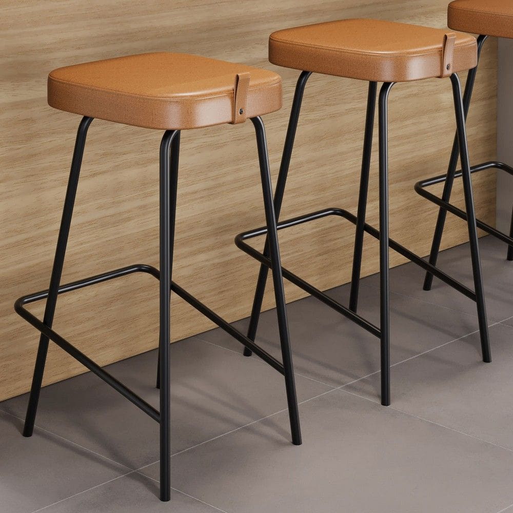 Kit 02 Banquetas Médias Para Cozinha Vik Estofada Couríssimo Whisky - Abmaza