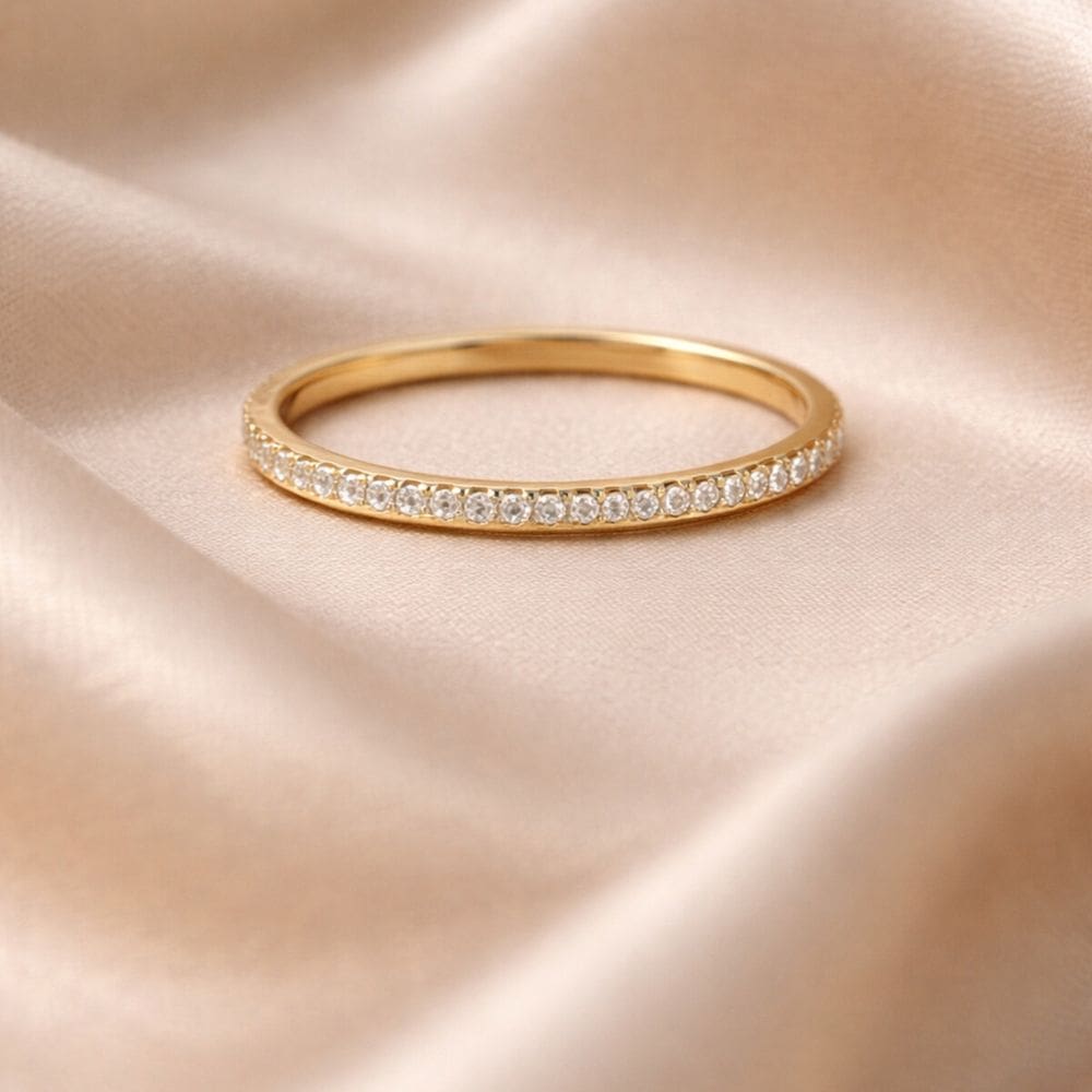 Anel Aparador Fino Zircônias Dourado Delicado em Aço Inox